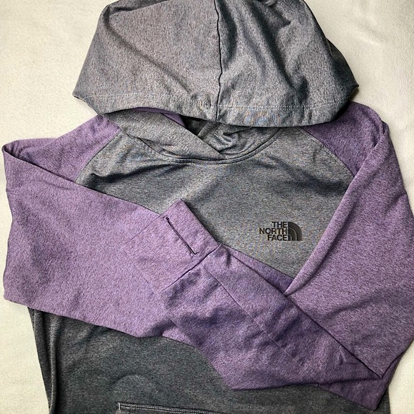 THE NORTH FACE Women's Fave Lite Comfort LFC Pullover Hoodie 
Size (Medium) - Picture 3 of 12